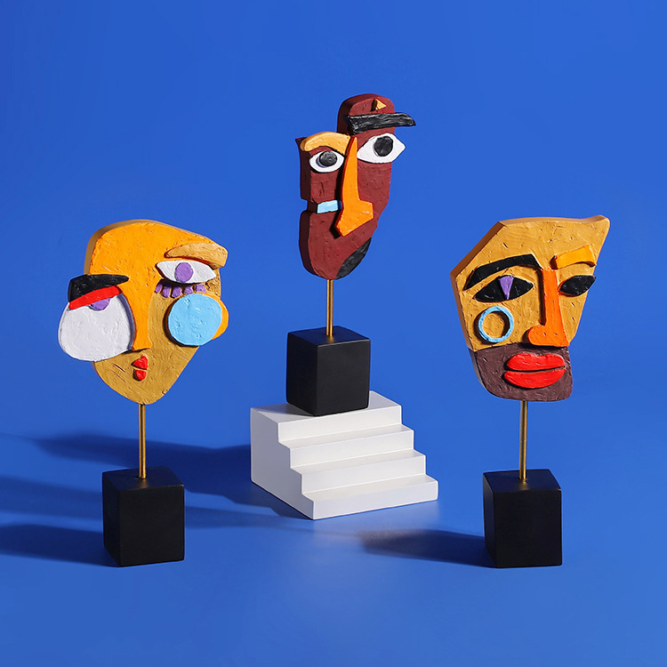 Estatua retorcida colorida con - Art Craft Cafe reseña y precio